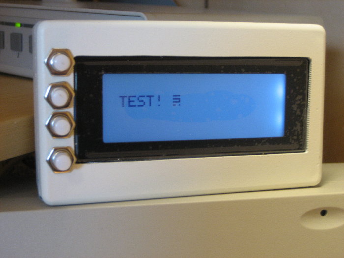 lcd.JPG (1.86 MiB) Visad 36438 gånger LCD display monterad i låda med 4 st tryckknappar till.