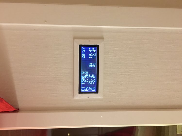 LCD mellan köksfönster o altandörr.