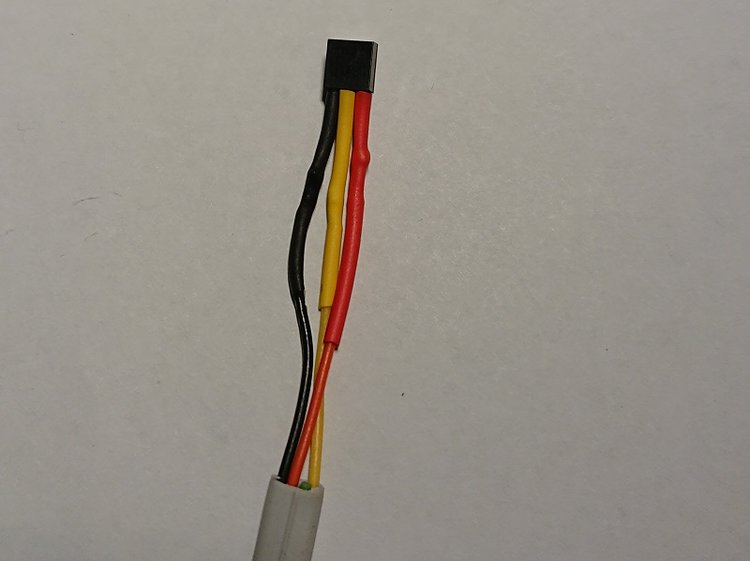 2.JPG (274.51 KiB) Visad 17119 gånger Hittade en gammal telefonsladd som funkar bra eftersom kabellängden är bara 1.5 meter.<br />DS18B20 lödd fast, och lite krympslang på.