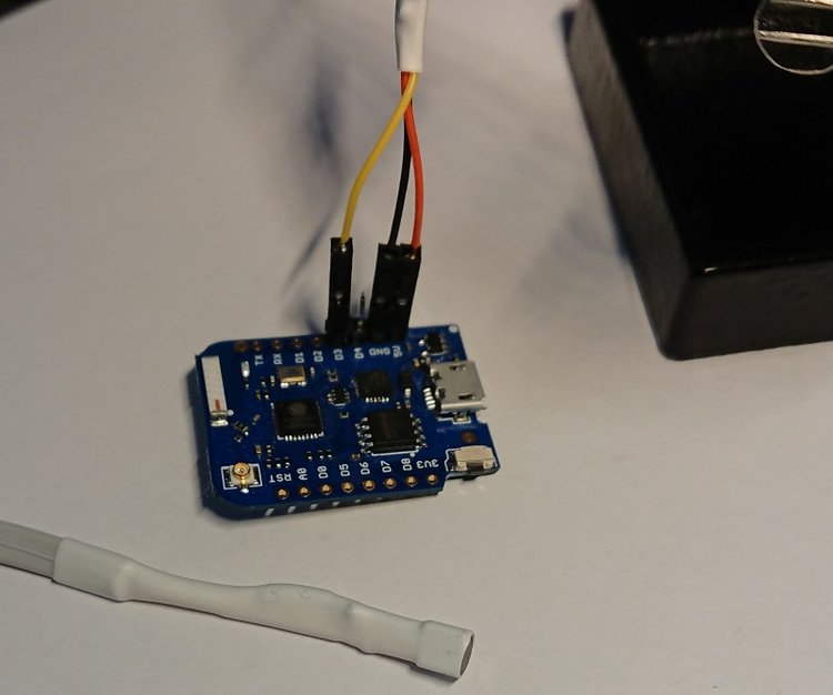 3.JPG (281.41 KiB) Visad 11850 gånger D4 pinnen tänkte jag välja först eftersom den ligger närmast jord och +5V och skulle då kunna använt en kontakt från en gammal datorfläkt. men sen hävdar vissa att den pinnen redan har 10K pull-up resistor inbyggt och kan skapa problem, så det blev D3 istället.