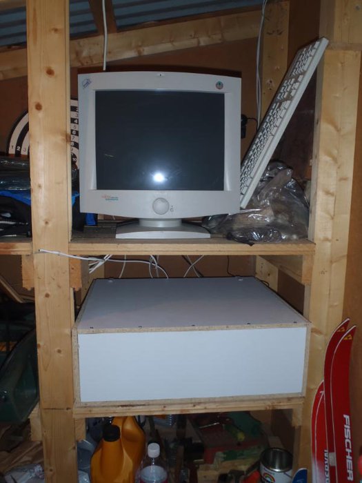 Server box, skärm och tangentbord, i kall förådet.