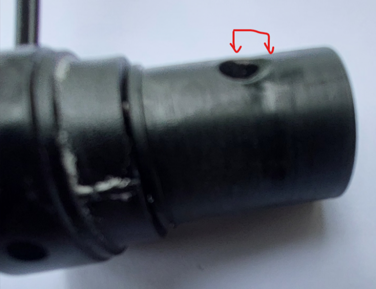 Nitningen har nött mot hålet i underliggande plastbit tills det snurrat runt.