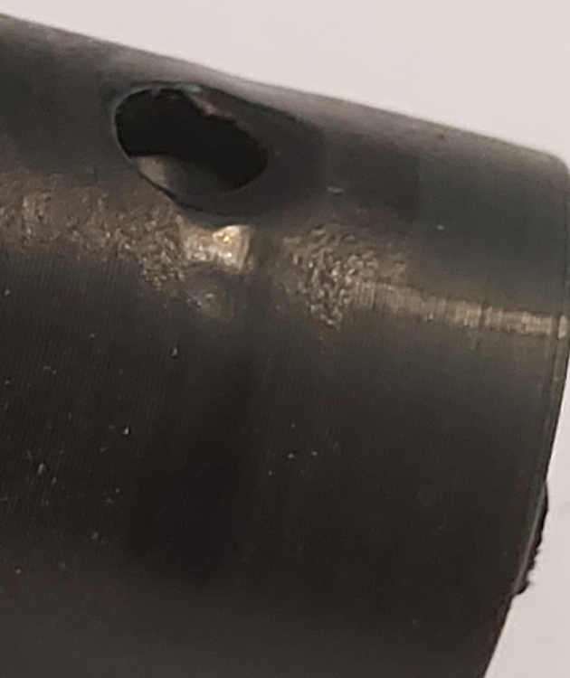 Detaljbild av nötningen på plastbiten