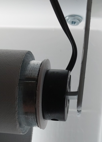 Återmonterad rullgardin med ny motor, inget avstånd mellan plastbit och rullgardin
