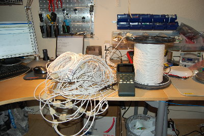 30st spänningsmatade temperatursensorer med 1m kabel anslutna till ett rakt nät med total kabellängd 250+2x20+18x4m= 362m (inklusive givarnas kablage är nätet ca 400meter långt).
